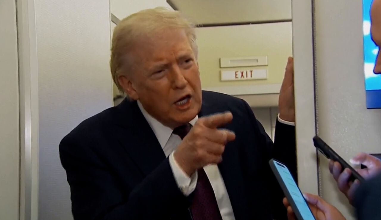 Donald Trump respondiendo a una periodista