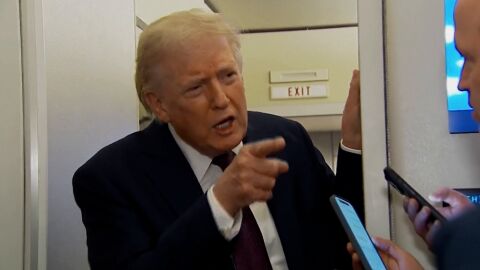 Donald Trump respondiendo a una periodista