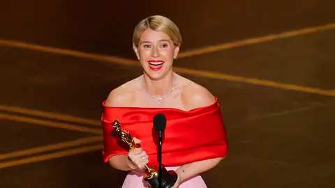 Jessie Buckley tras ganar el Oscar a Mejor Actriz Jessie Buckley tras ganar el Oscar a Mejor Actriz