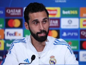 Arbeloa atiende a los medios de comunicaci&oacute;n en M&aacute;nchester