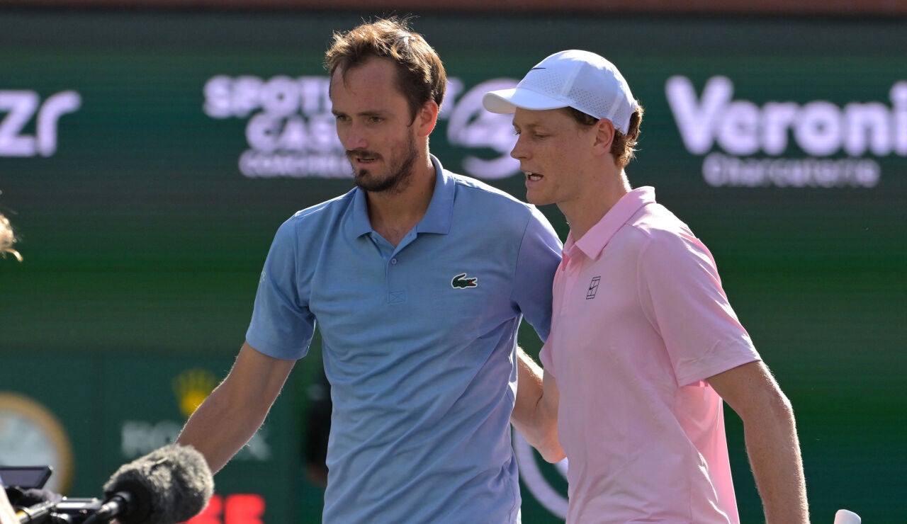 Daniil Medvedev felicita a Jannik Sinner tras la final en Indian Wells