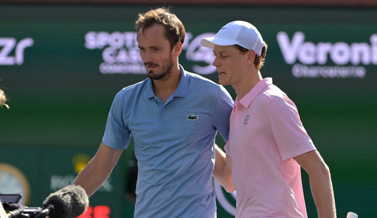 Daniil Medvedev felicita a Jannik Sinner tras la final en Indian Wells