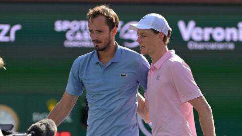 Daniil Medvedev felicita a Jannik Sinner tras la final en Indian Wells