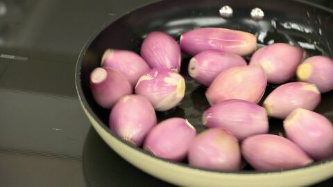 Pela las chalotas y cocínalas enteras a fuego suave