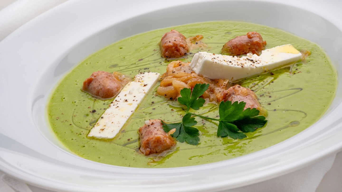 Crema de guisantes con bocaditos de salchicha Crema de guisantes con bocaditos de salchicha