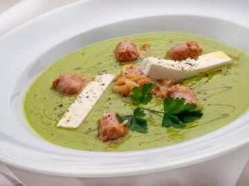 Crema de guisantes con bocaditos de salchicha