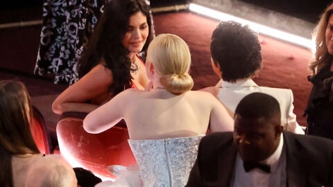 Kylie Jenner y Elle Fanning hablando durante los Oscar