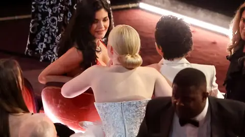 Kylie Jenner y Elle Fanning hablando durante los Oscar Kylie Jenner y Elle Fanning hablando durante los Oscar