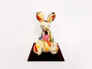 Los ni&ntilde;os del Hospital de Sant Pau reciben una enorme mona de pascua