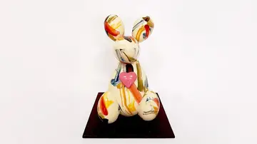 Los niños del Hospital de Sant Pau reciben una enorme mona de pascua Los niños del Hospital de Sant Pau reciben una enorme mona de pascua