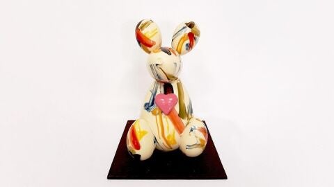 Los ni&ntilde;os del Hospital de Sant Pau reciben una enorme mona de pascua