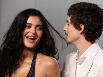 Kylie Jenner y Timoth&eacute;e Chalamet divirtiendose en la fiesta de Vanity Fear