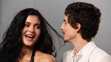 Kylie Jenner y Timoth&eacute;e Chalamet divirtiendose en la fiesta de Vanity Fear