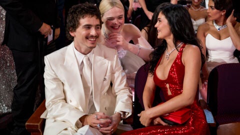 Kylie Jenner, Timotheé Chalamet y Elle Fanning durante los Oscar