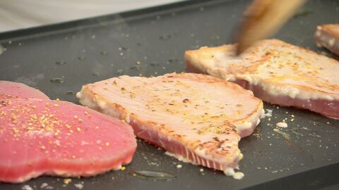 Salpimienta las supremas de atún y cocínalas a fuego vivo