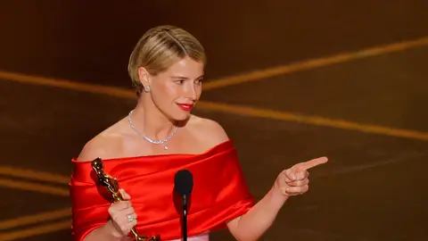 Jessie Buckley tras ganar el Oscar a Mejor Actriz Jessie Buckley tras ganar el Oscar a Mejor Actriz