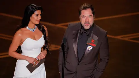 Javier Bardem dice Palestina libre y no a la guerra en los Oscar 2026 mientras entrega el premio a Mejor Película Internacional junto a Priyanka Chopra Jonas Javier Bardem dice Palestina libre y no a la guerra en los Oscar 2026 mientras entrega el premio a Mejor Película Internacional junto a Priyanka Chopra Jonas