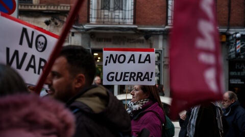 Manifestante porta pancarta con lema '&iexcl;No a la guerra!' durante la manifestaci&oacute;n organizada por movimientos contra la OTAN, a 14 de marzo de 2026, en Madrid (Espa&ntilde;a). La marcha ha sido convocada en el marco del 40 aniversario del refer&eacute;ndum por la permanencia de Espa&ntilde;a en la Alianza Atl&aacute;ntica. 14 MARZO 2026 MANIFESTACI&Oacute;N Matias Chiofalo / Europa Press 14/03/2026