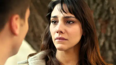 Zerrin rompe con Kaya tras los insultos de Sadakat a su padre: “Quizá nunca te quise" Zerrin rompe con Kaya tras los insultos de Sadakat a su padre: “Quizá nunca te quise"