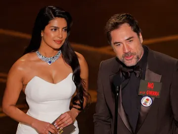 Javier Bardem dice Palestina libre y no a la guerra en los Oscar mientras entrega el premio a Mejor Película Internacional junto a Priyanka Chopra Jonas Javier Bardem dice Palestina libre y no a la guerra en los Oscar mientras entrega el premio a Mejor Película Internacional junto a Priyanka Chopra Jonas