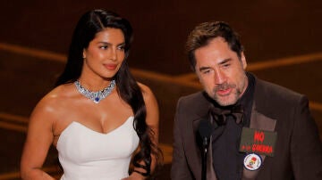 Javier Bardem dice Palestina libre y no a la guerra en los Oscar mientras entrega el premio a Mejor Pel&iacute;cula Internacional junto a Priyanka Chopra Jonas
