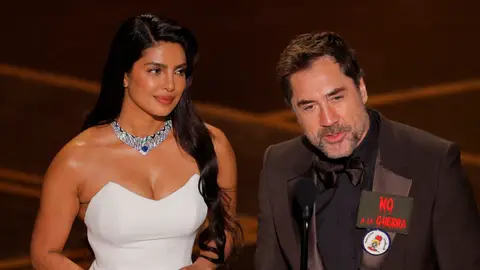 Javier Bardem dice Palestina libre y no a la guerra en los Oscar mientras entrega el premio a Mejor Película Internacional junto a Priyanka Chopra Jonas Javier Bardem dice Palestina libre y no a la guerra en los Oscar mientras entrega el premio a Mejor Película Internacional junto a Priyanka Chopra Jonas