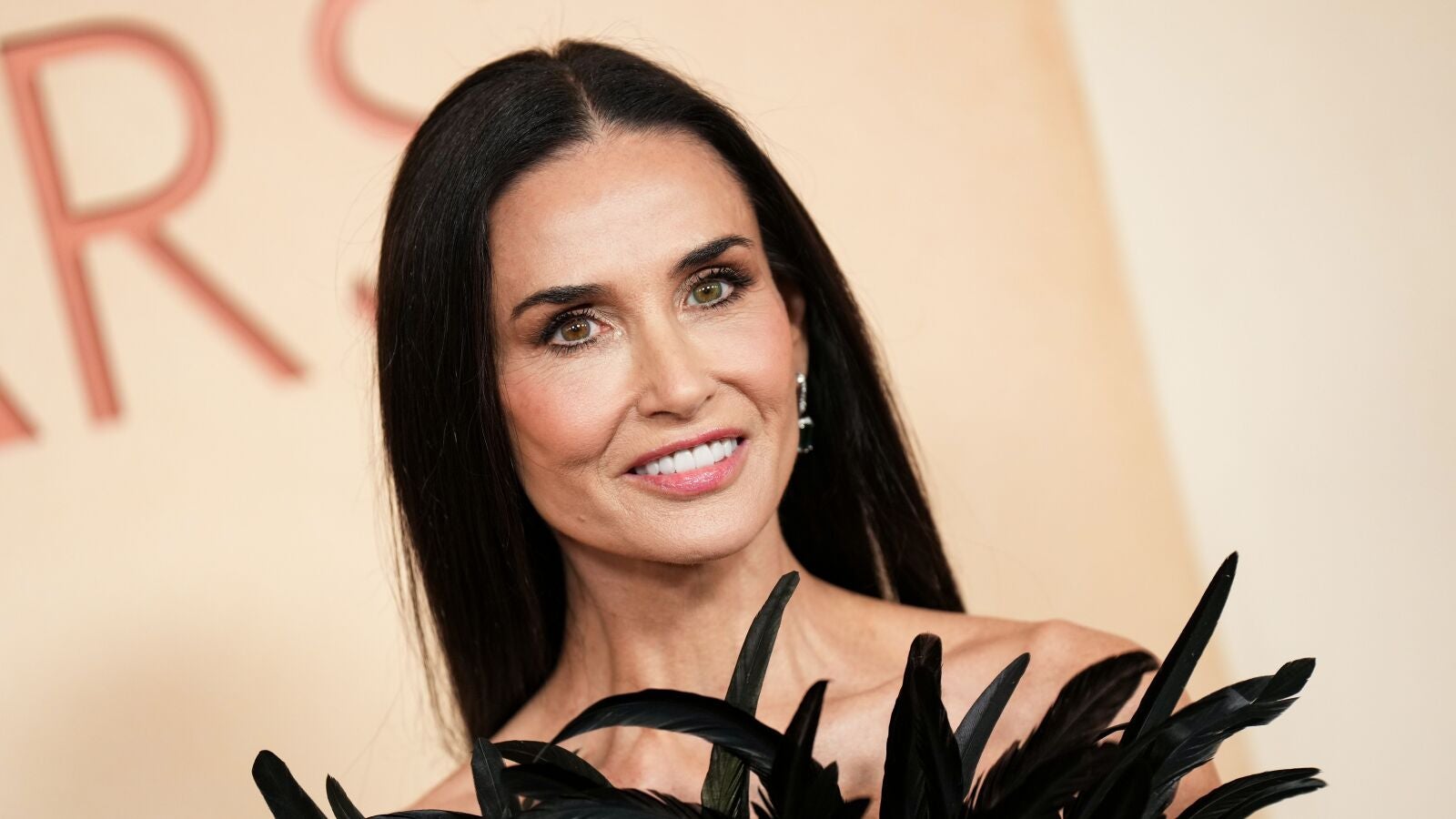 Demi Moore sorprende más allá de su rostro: del corte bob a la melena XL en los Premios Oscar