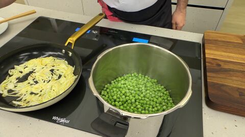 Incorpora los guisantes, sazona y vierte el caldo