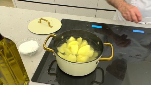 Pela y casca las patatas, tapa y cuécelas