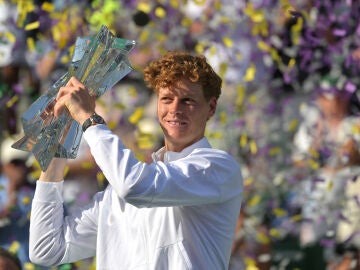 Jannik Sinner levanta el t&iacute;tulo de Indian Wells