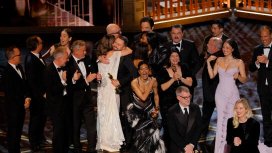 El director Paul Thomas Anderson, Teyana Taylor, Leonardo DiCaprio y el resto del equipo de Una batalla tras otra al ganar el Oscar