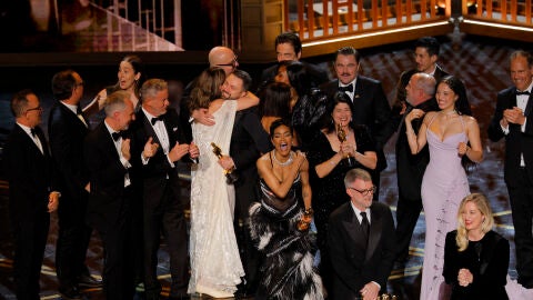 El director Paul Thomas Anderson, Teyana Taylor, Leonardo DiCaprio y el resto del equipo de Una batalla tras otra al ganar el Oscar