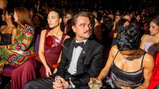 Leonardo DiCaprio junto a su novia Vittoria Ceretti en Los Oscar 2026