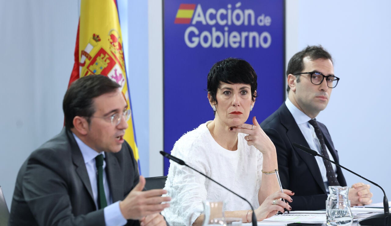 Jos&eacute; Manuel Albares, Elma Saiz y Carlos Cuerpo, en rueda de prensa tras un Consejo de Ministros