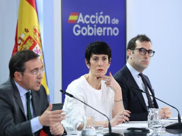 Jos&eacute; Manuel Albares, Elma Saiz y Carlos Cuerpo, en rueda de prensa tras un Consejo de Ministros