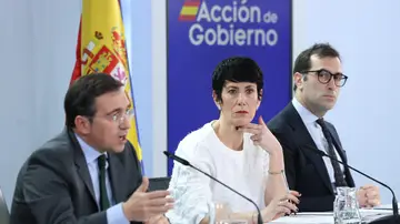 José Manuel Albares, Elma Saiz y Carlos Cuerpo, en rueda de prensa tras un Consejo de Ministros José Manuel Albares, Elma Saiz y Carlos Cuerpo, en rueda de prensa tras un Consejo de Ministros