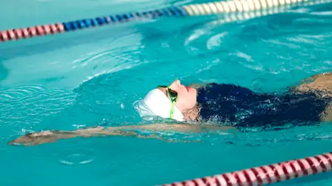 Mujer nadando en la piscina Mujer nadando en la piscina