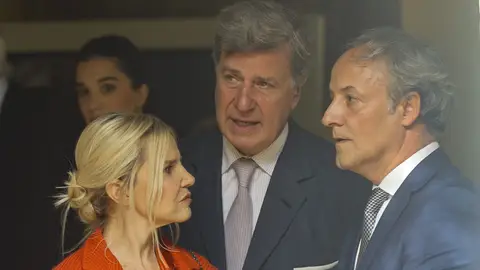 Eugenia Martínez de Irujo, Cayetano Martínez de Irujo y Narcís Rebollo en la inauguración de la exposición a su madre Cayetana Eugenia Martínez de Irujo, Cayetano Martínez de Irujo y Narcís Rebollo en la inauguración de la exposición a su madre Cayetana