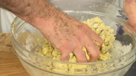 Mezcla bien primero con la cuchara y después con las manos Mezcla bien primero con la cuchara y después con las manos