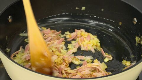 Agrega la panceta cortada en tiras