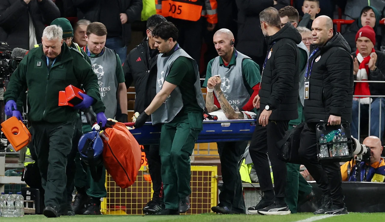 Noa Lang es retirado en camilla del césped de Anfield