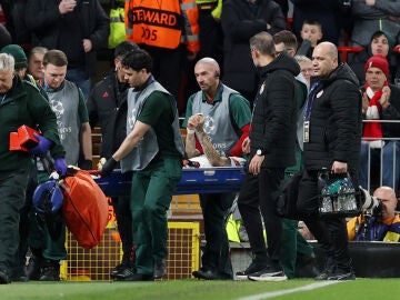 Noa Lang es retirado en camilla del c&eacute;sped de Anfield