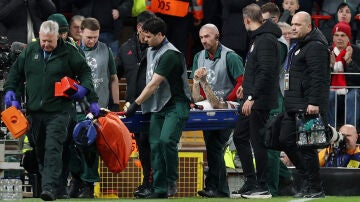 Noa Lang es retirado en camilla del c&eacute;sped de Anfield