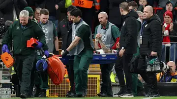 Noa Lang es retirado en camilla del césped de Anfield Noa Lang es retirado en camilla del césped de Anfield