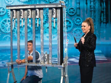 Jes&uacute;s Janeiro arriesga su mano en el desaf&iacute;o de magia de Mar&iacute;a Jos&eacute; Campanario