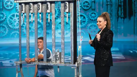 Jesús Janeiro arriesga su mano en el desafío de magia de María José Campanario Jesús Janeiro arriesga su mano en el desafío de magia de María José Campanario