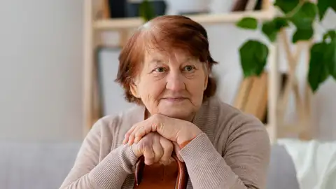 Mujer mayor con bastón Mujer mayor con bastón