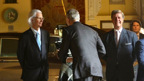 Jacobo Siruela y Cayetano Martínez junto al rey Felipe VI de Irujo en la inauguración de la exposición sobre Cayetana