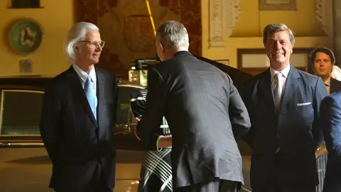 Jacobo Siruela y Cayetano Martínez junto al rey Felipe VI de Irujo en la inauguración de la exposición sobre Cayetana Jacobo Siruela y Cayetano Martínez junto al rey Felipe VI de Irujo en la inauguración de la exposición sobre Cayetana