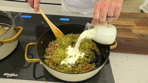 Incorpora los pistachos (reserva algunos para emplatar), la nata, el orégano y la pimienta